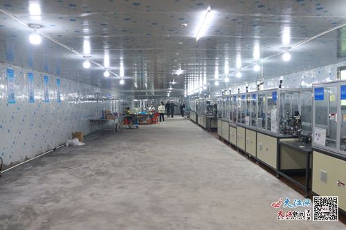 臨川區(qū)羅針鎮(zhèn)電子加工廠讓村民實現(xiàn) 家門口 就業(yè) 圖