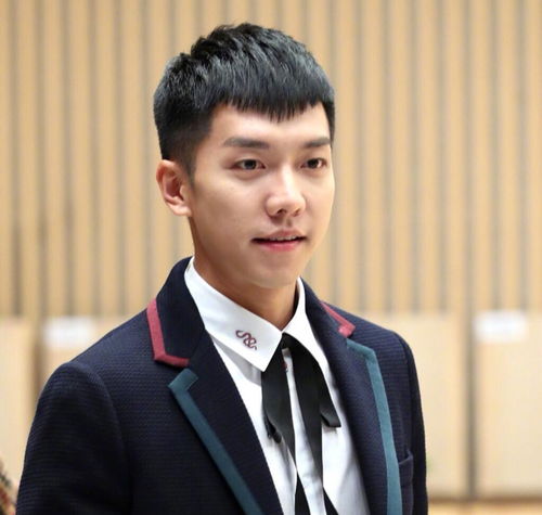 李昇基新戀情遭反彈 韓國網(wǎng)民怒斥'不分手就別上電視'